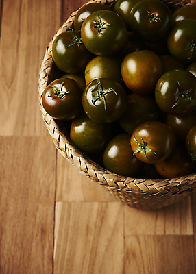 포토 JPG 스튜디오촬영 토마토 실내 사람없음 바구니 여러개 가득함 담기 제철음식 나무배경 제철과일 과채 흑토마토 국내포토 음식 다수 백그라운드 채소 과일 모션 내부 제철 파일형식