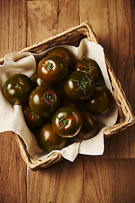 포토 JPG 스튜디오촬영 토마토 실내 사람없음 바구니 여러개 천 가득함 담기 제철음식 나무배경 제철과일 과채 흑토마토 국내포토 음식 다수 백그라운드 채소 과일 모션 내부 직물 제철 파일형식