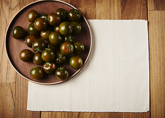 포토 JPG 스튜디오촬영 토마토 실내 사람없음 여러개 천 담기 나무쟁반 카피스페이스 제철음식 나무배경 제철과일 과채 흑토마토 국내포토 음식 다수 백그라운드 채소 과일 모션 쟁반 내부 목재 공백 직물 제철 파일형식