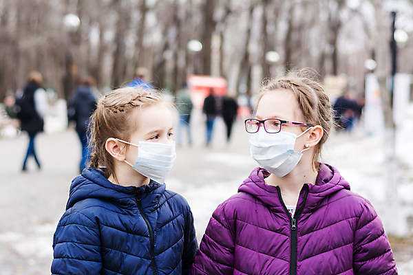 포토 JPG 해외이미지 학생 라이프스타일 공원 여자 얼굴 어린이 거리 건강 가면 안전 사람 야외 두명 10대 걷기 도시 바이러스 보호 질병 형제 감염 언니 소셜 전염병 해외포토 공공시설 남자 컨셉 의학 가족 모션 청소년 생활 신체부위 자매 파일형식 이미지허브