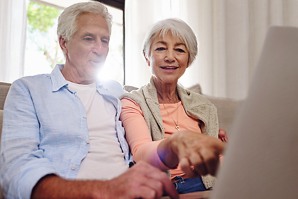 포토 JPG 해외이미지 라이프스타일 여자 노년 남자 거실 남편 함께함 실내 앉기 상반신 두명 앞모습 노트북 노부부 가리킴 아내 노인만 해외포토 부부 뷰포인트 컨셉 모션 사람 손짓 성인 내부 생활 전자제품 성인만 파일형식 이미지허브