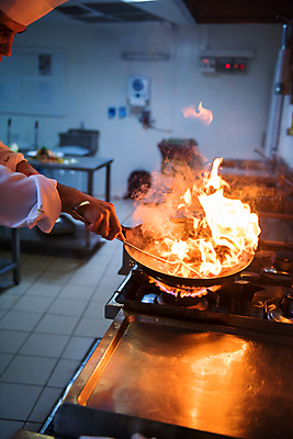 포토 JPG 해외이미지 손 얼굴 실내 요리 신체부위 주방 잡기 굽기 요리중 웍 해외포토 모션 주방용품 사람 내부 구이 파일형식 이미지허브