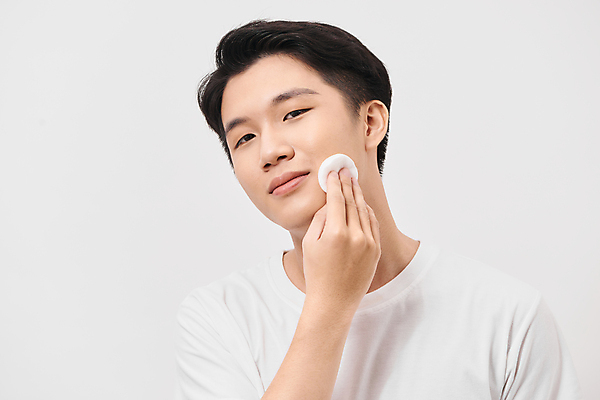 포토 JPG 해외이미지 남자 실내 한명 들기 동양인 상반신 성인 앞모습 뷰티 흰배경 닦기 자기관리 화장솜 성인남자한명만 그루밍족 해외포토 1 뷰포인트 백그라운드 모션 사람 인종 내부 화장용품 흰색 남자한명만 성인남자만 파일형식 이미지허브