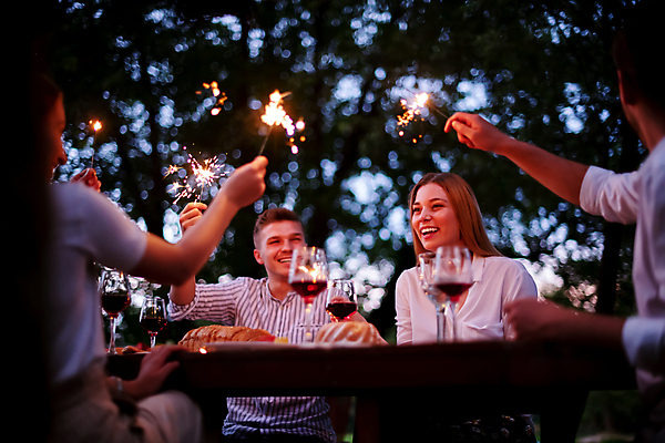포토 JPG 해외이미지 여자 남자 음식 로우앵글 와인잔 폭죽 들기 여러명 상반신 성인 야외 빛 파티 저녁식사 저녁 레드와인 즐거움 성인만 해외포토 감정 뷰포인트 다수 술잔 모션 사람 이벤트 와인 식사 야간 파일형식 이미지허브