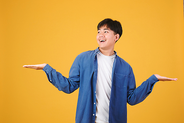 포토 JPG 해외이미지 라이프스타일 응시 행복 감정 얼굴 표시 관리 한명 미소 웃음 사람 기쁨 가리킴 심볼 흥분 해외포토 1 시선 표정 손짓 생활 신체부위 파일형식 이미지허브