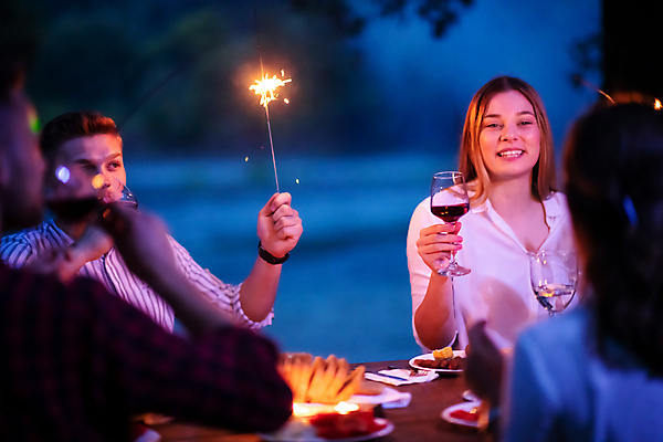 포토 JPG 해외이미지 라이프스타일 여자 남자 행복 와인잔 휴가 함께함 들기 여러명 상반신 성인 야외 앞모습 뒷모습 파티 저녁식사 우정 저녁 성인만 스파클라 해외포토 감정 뷰포인트 다수 컨셉 술잔 모션 폭죽 사람 이벤트 생활 친구 식사 야간 파일형식 이미지허브