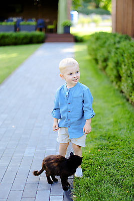 포토 JPG 해외이미지 백인 1 라이프스타일 응시 남자 행복 감정 아들 얼굴 어린이 남학생 포즈 백그라운드 셔츠 한명 서기 웃음 사람 소년 야외 파란색 뷰티 유행 고양이 기쁨 게임 흰색 표현 아기 작음 긍정 스타일 해외포토 서양인 학생 시선 컬러 컨셉 상의 포유류 가족 모션 놀이 표정 생활 신체부위 반려동물 크기 파일형식 이미지허브