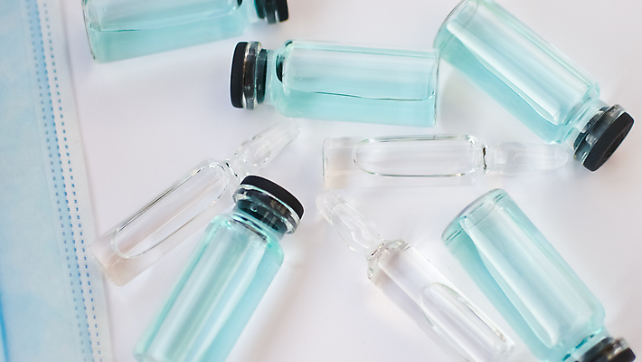 포토 JPG 해외이미지 스튜디오촬영 하늘색 유리병 마스크 사람없음 하이앵글 투명 액체 오브젝트 백신 예방접종 바이알 해외포토 뷰포인트 의학 병_용기 실내 파란색 의료용품 접종 파일형식 이미지허브