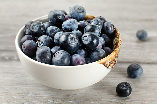 포토 JPG 해외이미지 그릇 실내 사람없음 아웃포커스 신선 달콤 담기 블루베리 나무배경 해외포토 식기 백그라운드 과일 모션 촬영기법 내부 맛 파일형식 이미지허브