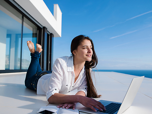 포토 JPG 해외이미지 전신 응시 여자 엎드리기 창문 하늘 한명 성인 야외 책 노트북 스마트폰 비즈니스우먼 다리들기 야외테라스 성인여자한명만 해외포토 1 시선 비즈니스 모션 사람 전자제품 핸드폰 스마트기기 발코니 직장인 여자한명만 성인여자만 파일형식 이미지허브