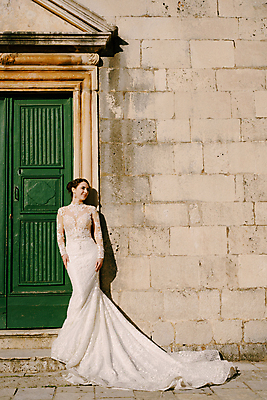 포토 JPG 해외이미지 전신 서양인 여자 신부 웨딩드레스 포즈 결혼식 한명 성인 야외 앞모습 문 성인여자한명만 웨딩촬영 해외포토 외국인 1 드레스 뷰포인트 결혼 사람 기념사진 여자한명만 성인여자만 파일형식 이미지허브