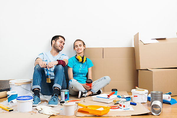 포토 JPG 해외이미지 전신 커플 여자 남자 들기 앉기 성인 두명 앞모습 인테리어 상자 공구 종이상자 페인트통 페인트붓 페인팅도구 페인트롤러 셀프 리모델링 성인만 셀프인테리어 해외포토 디자인 뷰포인트 관계 모션 통 사람 페인트 도구 붓 파일형식 이미지허브