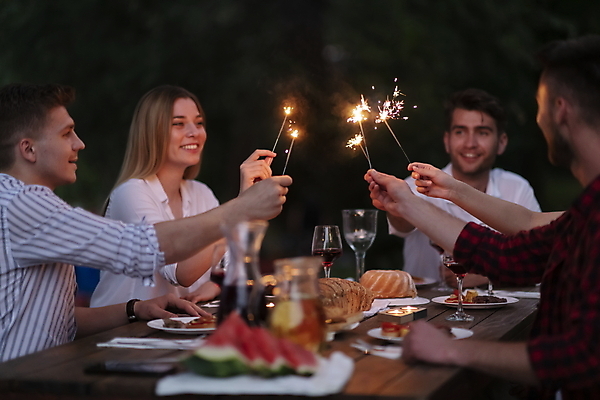 포토 JPG 해외이미지 라이프스타일 여자 남자 행복 휴가 함께함 들기 여러명 상반신 성인 야외 앞모습 옆모습 파티 저녁식사 우정 저녁 소프트포커스 성인만 스파클라 해외포토 감정 뷰포인트 다수 컨셉 모션 폭죽 촬영기법 사람 이벤트 생활 친구 식사 야간 파일형식 이미지허브