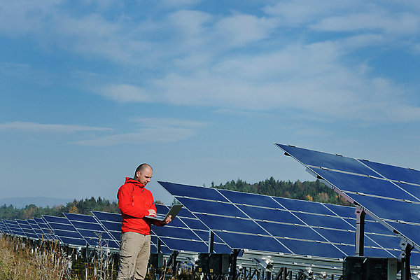 포토 JPG 해외이미지 주간 남자 하늘 한명 들기 상반신 성인 야외 옆모습 노트북 태양에너지 집열판 성인남자한명만 해외포토 자연요소 1 뷰포인트 모션 사람 전자제품 그린에너지 남자한명만 성인남자만 파일형식 이미지허브
