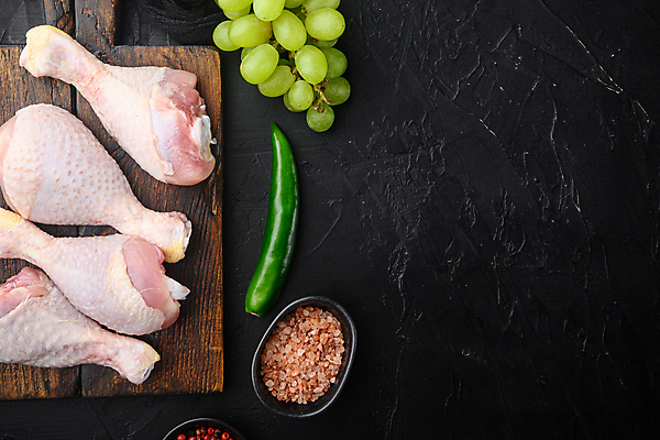 포토 JPG 해외이미지 고추 검은배경 실내 사람없음 하이앵글 닭고기 신선 청포도 날것 소금 닭다리 후추 나무도마 카피스페이스 해외포토 뷰포인트 백그라운드 채소 포도 도마 육류 내부 목재 검은색 공백 향신료 파일형식 이미지허브