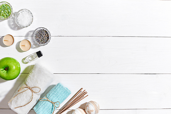 포토 JPG 해외이미지 실내 사람없음 하이앵글 수건 사과 오브젝트 흰배경 스파용품 향초 아로마테라피 카피스페이스 해외포토 뷰포인트 백그라운드 과일 초 내부 위생용품 스파 공백 흰색 테라피 파일형식 이미지허브