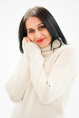 포토 JPG 해외이미지 백인 1 라이프스타일 응시 옷 여자 얼굴 백그라운드 겨울 건강 한명 성인 뷰티 스파 흰색 주름 중앙 은퇴 스웨터 스타일링 카피스페이스 해외포토 서양인 시선 계절 컬러 상의 사람 생활 신체부위 공백 파일형식 이미지허브