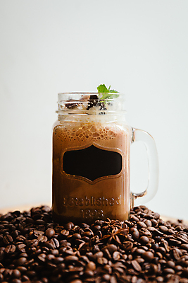 포토 JPG 해외이미지 커피 음료 음식 유리 탁자 디저트 사람없음 목재 컵 갈색 금속 식당 초콜릿 숟가락 얼음 거품 카페 우유 머그컵 추위 흰색 신선 칵테일 바 뜨거움 선택 달콤 설탕 크림 상쾌 부드러움 아일랜드 카푸치노 에스프레소 떨림 라떼 채찍 카페인 맛있는 해외포토 자연요소 나무 식기 감정 유럽 컬러 가구 컨셉 재료 모션 재질 유제품 주류 수저 상점 감각 맛 파일형식 이미지허브