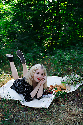 포토 JPG 해외이미지 주간 공원 여자 행복 음료 음식 과일 자연 휴식 한명 야외 여름 금발 소풍 맑음 식사 봄 자유 흰색 축하 숲 레모네이드 세대 점심식사 소다 카피스페이스 해외포토 자연요소 1 헤어스타일 계절 공공시설 감정 컬러 컨셉 날씨 사람 야외활동 공백 생태계 에이드 파일형식 이미지허브