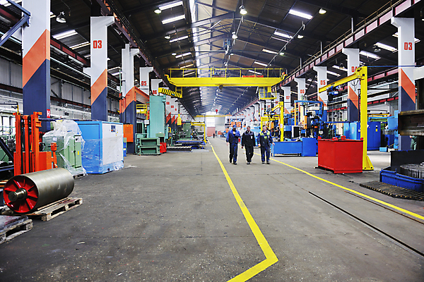 포토 JPG 해외이미지 전신 남자 산업 비즈니스 공장 노동자 실내 성인 앞모습 세명 걷기 기계 장비 성인남자만 해외포토 직업 뷰포인트 공업 모션 사람 내부 남자만 성인만 파일형식 이미지허브