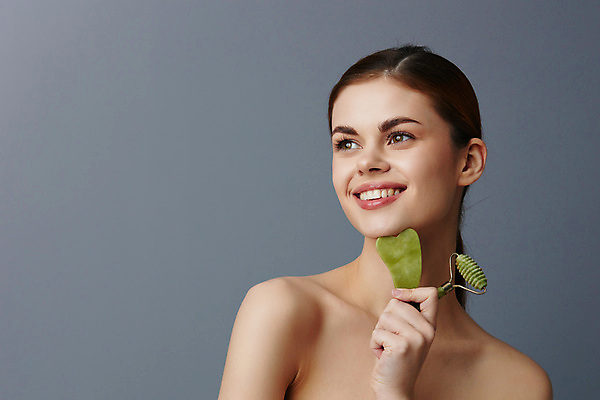 포토 JPG 해외이미지 여자 얼굴 실내 한명 미소 들기 상반신 성인 앞모습 뷰티 스파 마사지 미용용품 피부관리 롤러 마사지롤러 페이스롤러 성인여자한명만 괄사 해외포토 1 뷰포인트 모션 표정 사람 내부 신체부위 오브젝트 마사지용품 여자한명만 성인여자만 파일형식 이미지허브