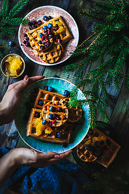 포토 JPG 해외이미지 접시 음식 백그라운드 딸기 아침 디저트 사탕 사람없음 갈색 과자 식사 빵집 신선 황금 달콤 맛 아침식사 설탕 굽기 벨기에 칼로리 와플 팬케이크 페스츄리 핸드메이드 맛있는 해외포토 주간 식기 빵 컬러 컨셉 과일 케이크 상점 구이 서유럽 파일형식 이미지허브