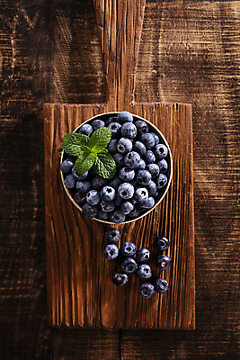 포토 JPG 해외이미지 실내 사람없음 하이앵글 신선 달콤 민트 담기 블루베리 나무그릇 나무도마 나무배경 해외포토 그릇 뷰포인트 백그라운드 과일 모션 도마 내부 목재 맛 허브 파일형식 이미지허브