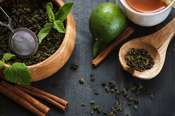 포토 JPG 해외이미지 그릇 잎 티타임 근접촬영 사람없음 찻잔 라임 나무숟가락 찻잎 시나몬스틱 차거름망 해외포토 식물 식기 뷰포인트 과일 휴식 잔 차_음료 숟가락 시나몬 파일형식 이미지허브