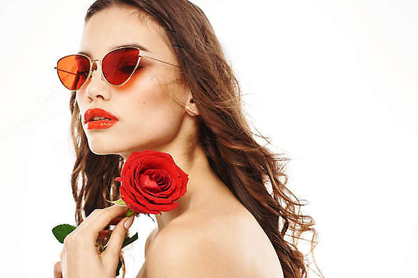 포토 JPG 해외이미지 백인 여자 포즈 한명 들기 상반신 성인 옆모습 선글라스 화장 뷰티 장미 성인여자한명만 해외포토 서양인 1 꽃 안경 뷰포인트 모션 사람 여자한명만 성인여자만 파일형식 이미지허브