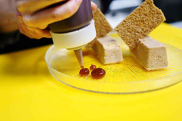 포토 JPG 해외이미지 직업 접시 음식 재료 부분 탁자 서브 요리 사람없음 가로 농작물 식당 요리사 고명 맛 떨어짐 소프트포커스 잼 종업원 직원 서비스 준비 블러 짜기 크루통 세련 맛있는 해외포토 식기 빵 가구 컨셉 농업 모션 촬영기법 상점 소스_음식 파일형식 이미지허브