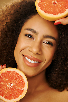 포토 JPG 해외이미지 여자 조각 컨셉 한명 들기 상반신 성인 앞모습 뷰티 자몽 성인여자한명만 갈색배경 해외포토 1 뷰포인트 백그라운드 과일 모션 사람 갈색 여자한명만 성인여자만 파일형식 이미지허브