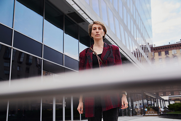 포토 JPG 해외이미지 백인 라이프스타일 외관 응시 시선 여자 백그라운드 생각 비즈니스 건축양식 창문 난간 유리 짧은머리 거리 한명 서기 사람 정장 성인 야외 건물 빨간색 금융 울타리 도시풍경 사무실 반사 재킷 도시 센터 도심 체크무늬 지역 내추럴 스타일 해외포토 서양인 1 헤어스타일 건축물 옷 건축 컬러 무늬 모션 재질 풍경 생활 경제 담장 외투 파일형식 이미지허브