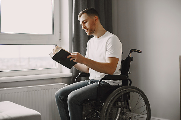 포토 JPG 해외이미지 백인 라이프스타일 교육 남자 컨셉 아파트 주택 실내 건강 병원 한명 사람 앉기 성인 책 학습 독서 약 환자 도전 잡기 도움 바퀴 질병 장애인 휠체어 문학 보험 시민 옛날 헬프 혼자 접근 해외포토 서양인 1 의학 모션 내부 건물 생활 국민 장애 파일형식 이미지허브