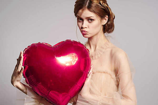 포토 JPG 해외이미지 응시 드레스 여자 회색배경 사랑 한명 상반신 성인 앞모습 옆모습 하트 하트풍선 풍선 성인여자한명만 해외포토 모양 1 시선 옷 감정 뷰포인트 백그라운드 사람 회색 여자한명만 성인여자만 파일형식 이미지허브