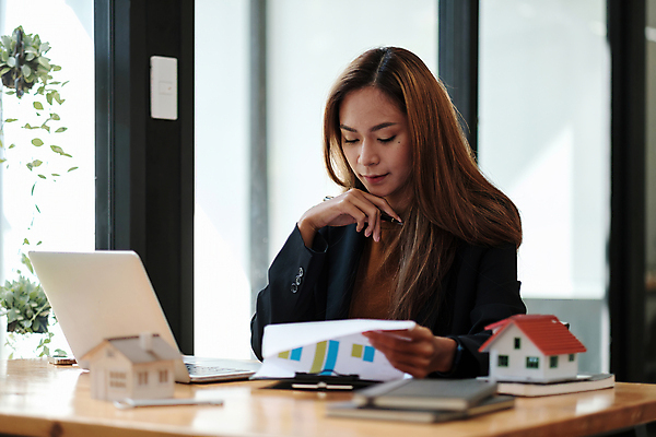 포토 JPG 해외이미지 백그라운드 컨셉 돈 비즈니스 성공 부동산 그래프 화살 주택 한명 건물 금융 경제 사무실 세일 성장 시장 재산 구매 주식 가격 중개인 분석 계약 속도 문서 투자 이익 가치 대출 빚 개발 관심 렌탈 세금 위기 진짜 해외포토 직업 1 건축물 사람 쇼핑 파일형식 이미지허브