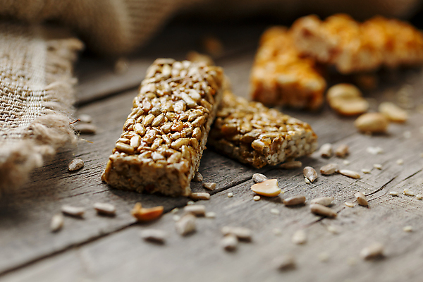 포토 JPG 해외이미지 실내 사람없음 아웃포커스 소프트포커스 땅콩 에너지바 나무배경 해외포토 음식 백그라운드 촬영기법 내부 견과류 파일형식 이미지허브