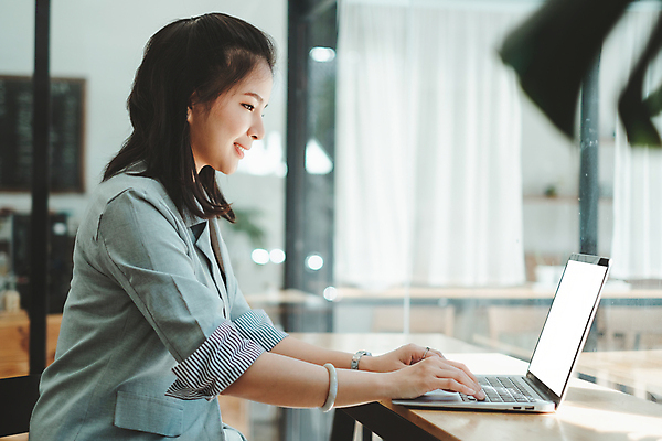포토 JPG 해외이미지 여자 실내 한명 미소 동양인 상반신 성인 옆모습 노트북 비즈니스우먼 성인여자한명만 해외포토 1 뷰포인트 비즈니스 표정 사람 인종 내부 전자제품 직장인 여자한명만 성인여자만 파일형식 이미지허브