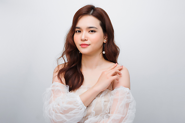 포토 JPG 해외이미지 응시 여자 회색배경 실내 한명 손짓 상반신 성인 앞모습 뷰티 성인여자한명만 해외포토 1 시선 뷰포인트 백그라운드 모션 사람 내부 회색 여자한명만 성인여자만 파일형식 이미지허브