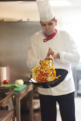포토 JPG 해외이미지 남자 중년 실내 요리 한명 들기 상반신 주방 요리사 굽기 요리중 중년남자한명만 웍 해외포토 직업 1 모션 주방용품 사람 성인 내부 구이 남자한명만 중년남자만 파일형식 이미지허브
