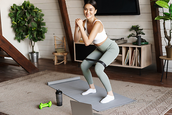 포토 JPG 해외이미지 전신 라이프스타일 응시 여자 실내 한명 서기 동양인 성인 옆모습 노트북 운동복 운동 아령 매트 텀블러 헬스밴드 성인여자한명만 스쿼트 홈트레이닝 해외포토 1 시선 옷 뷰포인트 모션 건강 사람 인종 내부 생활 컵 전자제품 여자한명만 성인여자만 파일형식 운동자세 이미지허브