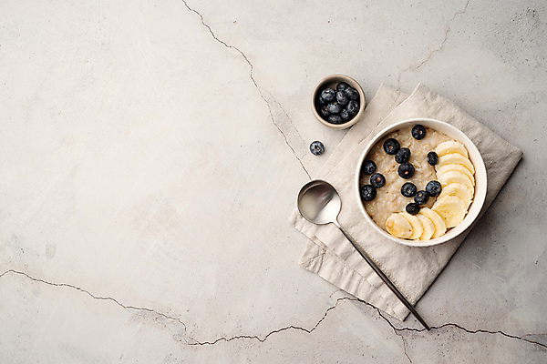 포토 JPG 해외이미지 그릇 회색배경 바나나 실내 사람없음 하이앵글 숟가락 신선 균열 달콤 블루베리 종지 오트밀 카피스페이스 해외포토 식기 뷰포인트 백그라운드 과일 모션 수저 내부 공백 회색 맛 파일형식 귀리 이미지허브