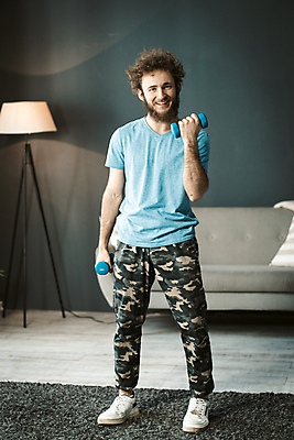 포토 JPG 해외이미지 모양 남자 스포츠 신체 요가 근육 건강 한명 미소 운동 힘 아령 장비 매트 흰색 잡기 무게 몸무게 날씬함 연습 근육질 체조 펌프 리프팅 해외포토 1 웰빙 컬러 모션 표정 사람 몸매 파일형식 이미지허브