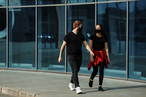 포토 JPG 해외이미지 커플 남자 얼굴 거리 키스 건강 사랑 가면 사람 두명 약 긴급 입 호흡기관 바이러스 보호 질병 위험 예방 감염 전염 백신 위생관리 전염병 살균 해외포토 감정 컨셉 의학 관계 관리 신체부위 장기_의학 애정표현 파일형식 이미지허브