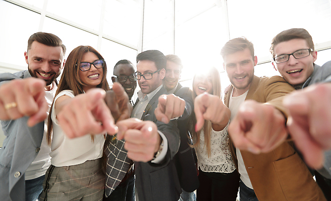 포토 JPG 해외이미지 서양인 여자 남자 협력 미소 정장 여러명 상반신 성인 햇빛 가리킴 비즈니스맨 비즈니스우먼 동료 성인만 해외포토 외국인 옷 다수 비즈니스 관계 표정 사람 손짓 태양 직장인 파일형식 이미지허브