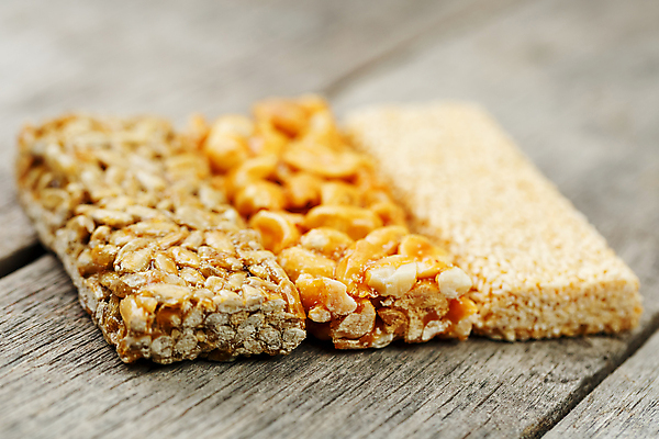 포토 JPG 해외이미지 실내 사람없음 아웃포커스 세개 땅콩 에너지바 나무배경 해외포토 음식 백그라운드 촬영기법 3 내부 견과류 파일형식 이미지허브