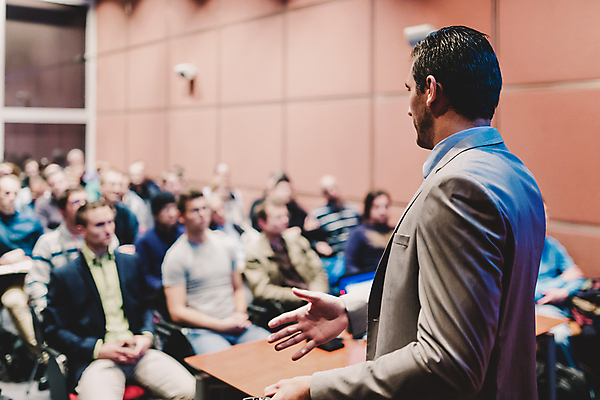 포토 JPG 해외이미지 남자 실내 손짓 여러명 상반신 성인 앞모습 옆모습 아웃포커스 비즈니스맨 군중 강의 강당 세미나 성인만 해외포토 뷰포인트 다수 비즈니스 모션 촬영기법 사람 내부 직장인 파일형식 이미지허브