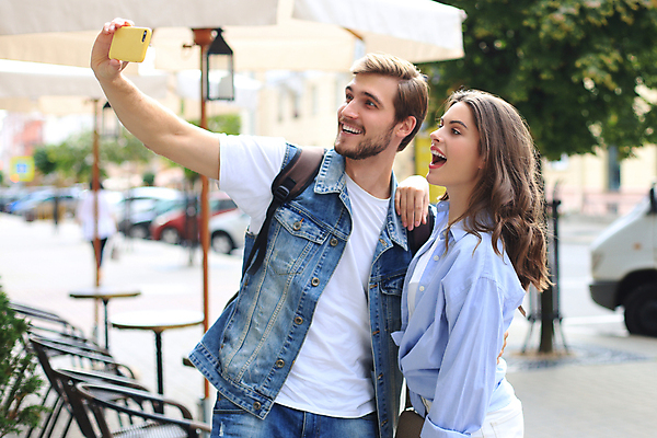 포토 JPG 해외이미지 나무 커플 응시 여자 남자 여행 허리손 의자 탁자 거리 웃음 들기 상반신 성인 야외 두명 옆모습 스마트폰 파라솔 셀프카메라 성인만 해외포토 식물 시선 뷰포인트 포즈 가구 관계 모션 표정 사람 핸드폰 스마트기기 사진촬영 파일형식 이미지허브