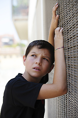 포토 JPG 해외이미지 백인 1 라이프스타일 외관 옷 남자 감정 어린이 남학생 티셔츠 생각 반바지 거리 한명 미소 사람 소년 야외 10대 청바지 도시 스페인 고독 집중 배려 심각 혼자 카피스페이스 해외포토 서양인 학생 유럽 컨셉 셔츠 바지 청소년 표정 생활 공백 파일형식 이미지허브
