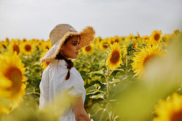 포토 JPG 해외이미지 주간 응시 여자 꽃밭 해바라기 한명 풍경 상반신 성인 야외 옆모습 여름 소프트포커스 밀짚모자 성인여자한명만 해외포토 자연요소 모자_잡화 1 시선 계절 꽃 뷰포인트 촬영기법 사람 여자한명만 성인여자만 파일형식 이미지허브