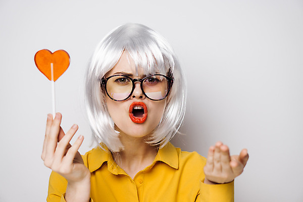 포토 JPG 해외이미지 여자 막대사탕 입벌림 한명 들기 상반신 성인 앞모습 하트 은색 손내밀기 가발 성인여자한명만 안경낌 힙스터 해외포토 모양 1 패션 안경 뷰포인트 컬러 모션 표정 사탕 사람 손짓 여자한명만 성인여자만 파일형식 이미지허브